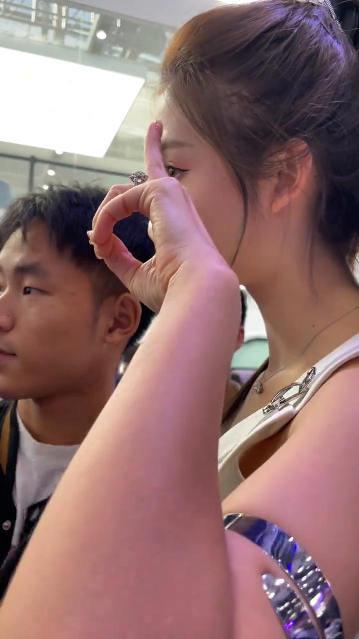 一个一个来，后边，拍完往前走，后面那边别靠那么近，谢谢。