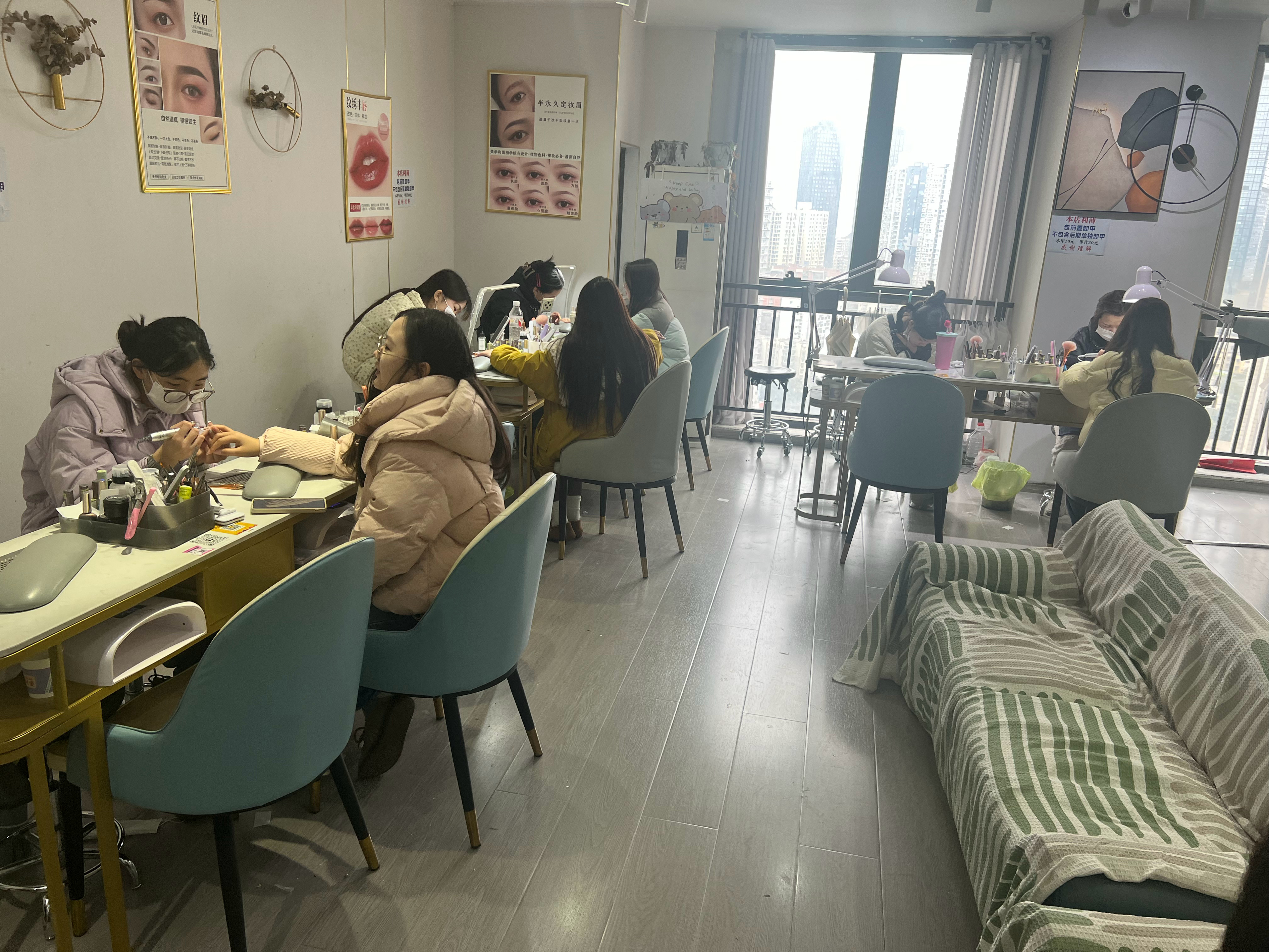重庆美甲店生意太火爆了 