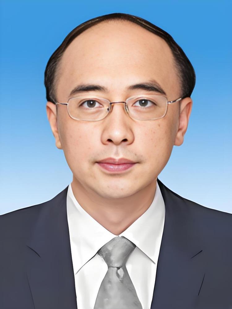 伍浩是 1971 年生人，四川泸州人，1993 年从电子科技大学毕业后，从北京有