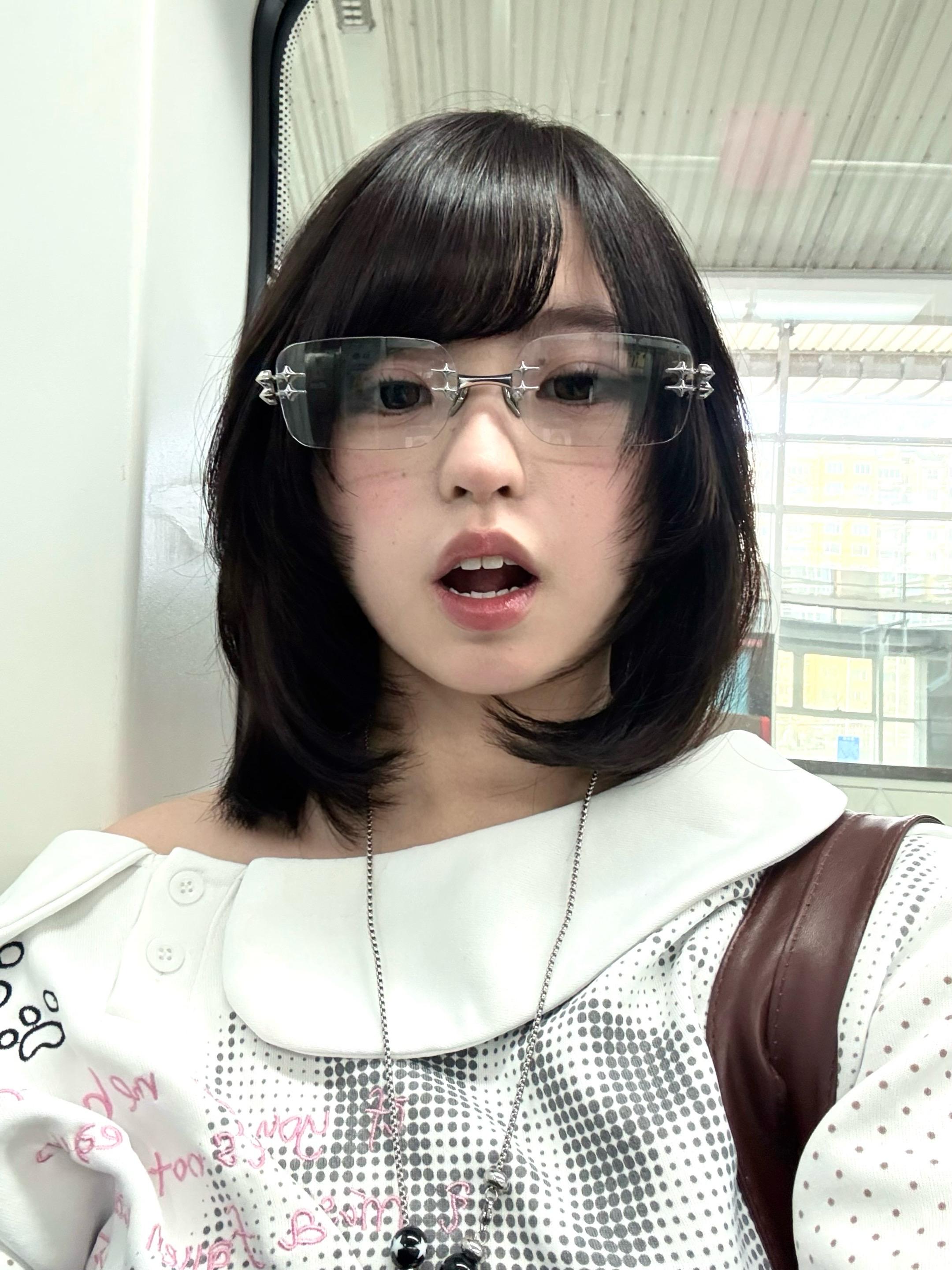 黑发oo回归ᗦ↞︎◃︎ gm这个眼镜带我脸上真的好大只…