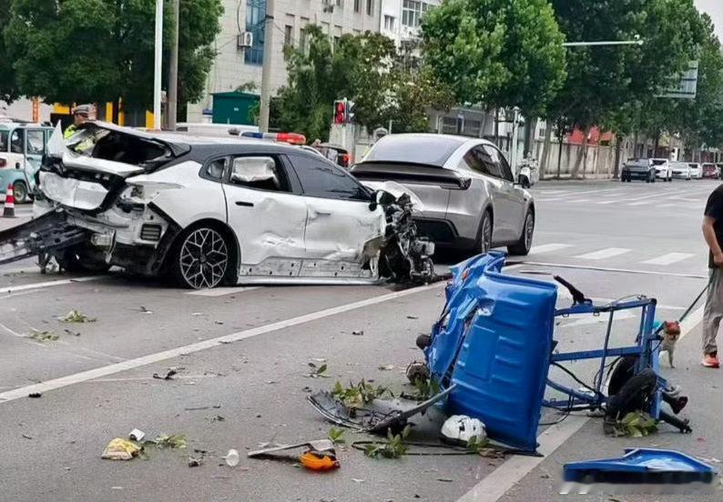 两环卫工被撞身亡系一对夫妻一辆机动车顶着面包车残骸高速猛冲，被撞的环卫工双双遇难