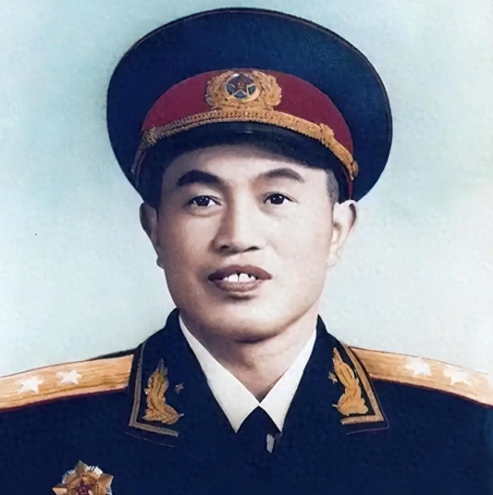 1976年开国中将和儿子前往东山岛工作，不幸途中遭遇意外双双去世，令人遗憾！
1