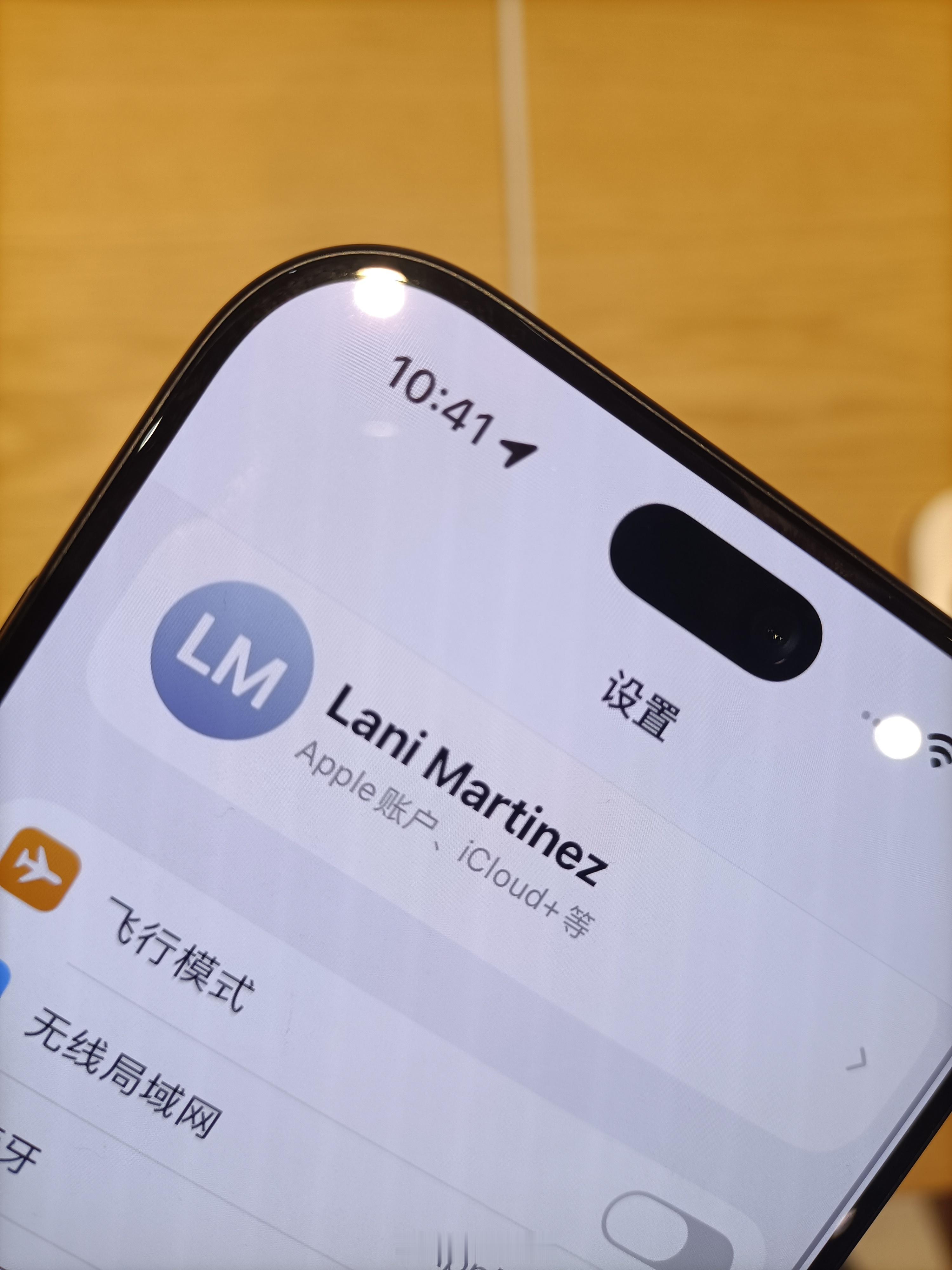 iPhone18Pro屏下组件藏不住 其实，真机挺难看出来的，特地找角度，对着强
