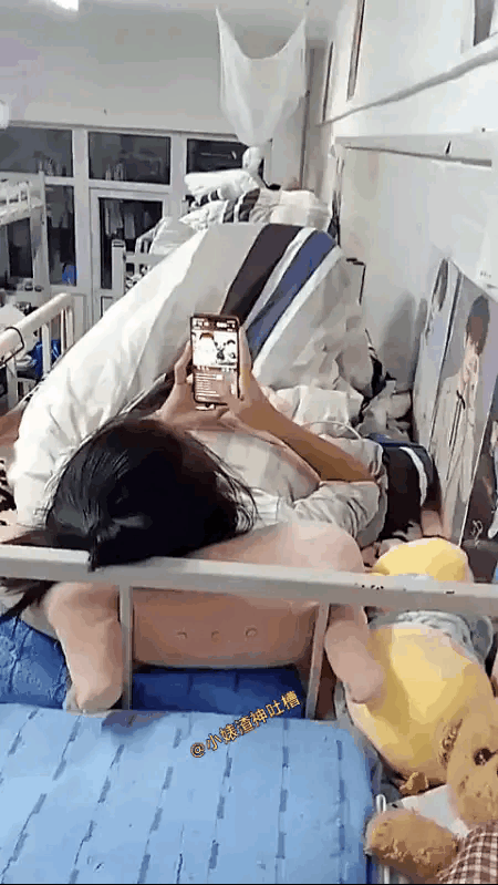 这还是个学生，为什么刷礼物这么快呢？
他们完全体会不到父母证件不容易吧。
为什么
