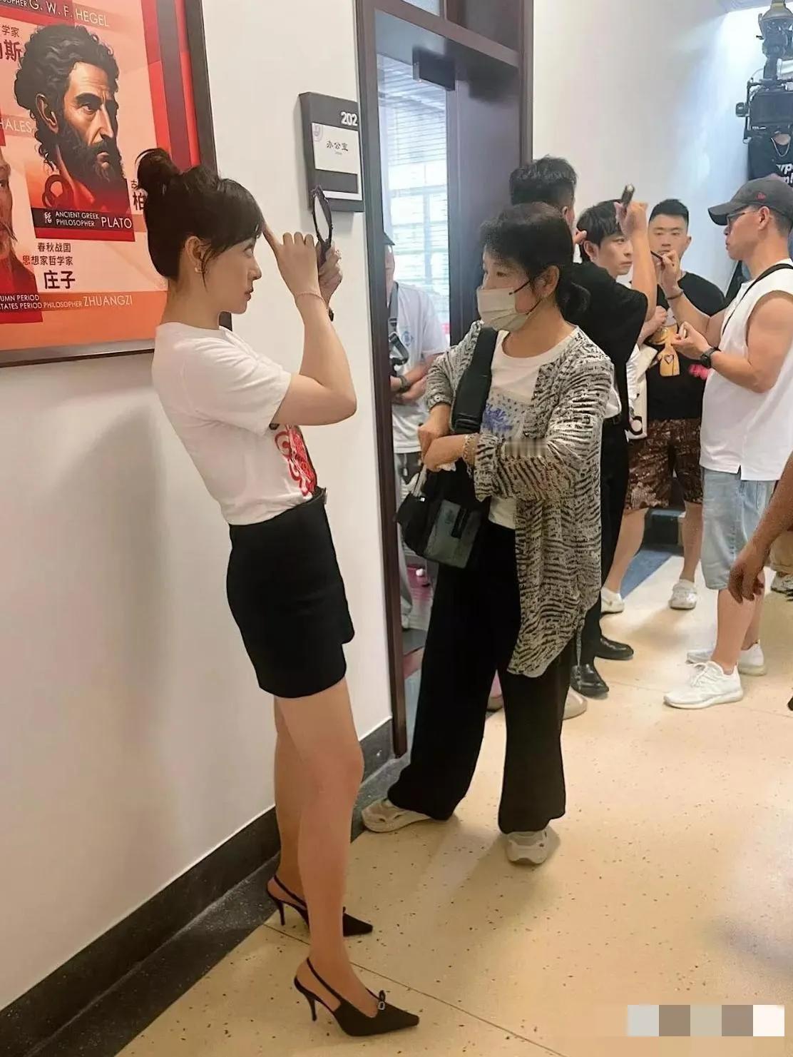 明星都是想象不到的漂亮！
孙俪现实超级瘦，气质非常好。平时总觉得她不够漂亮，但现