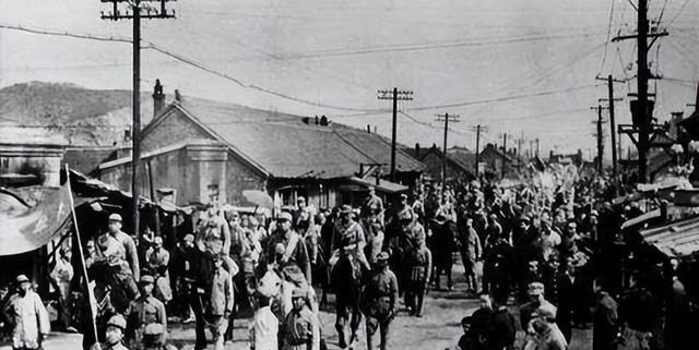 1948年3月12日14时，四平收复战迎来关键节点。第七纵队与第一纵队在中央大街