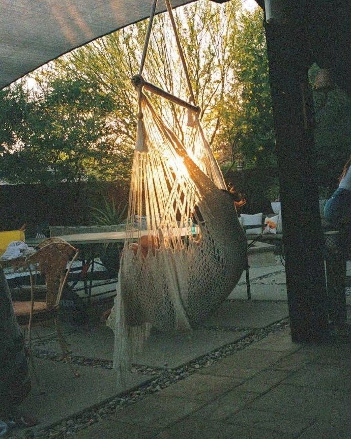 老古话讲得好，箱子里存的钱是越多越好，心里存的事是越少越好。——麦家《人生海海》