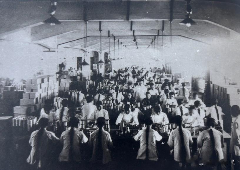 第一次世界大战爆发后，上海民族工业迅速发展。图为南洋兄弟烟草公司罐装制造处工人劳