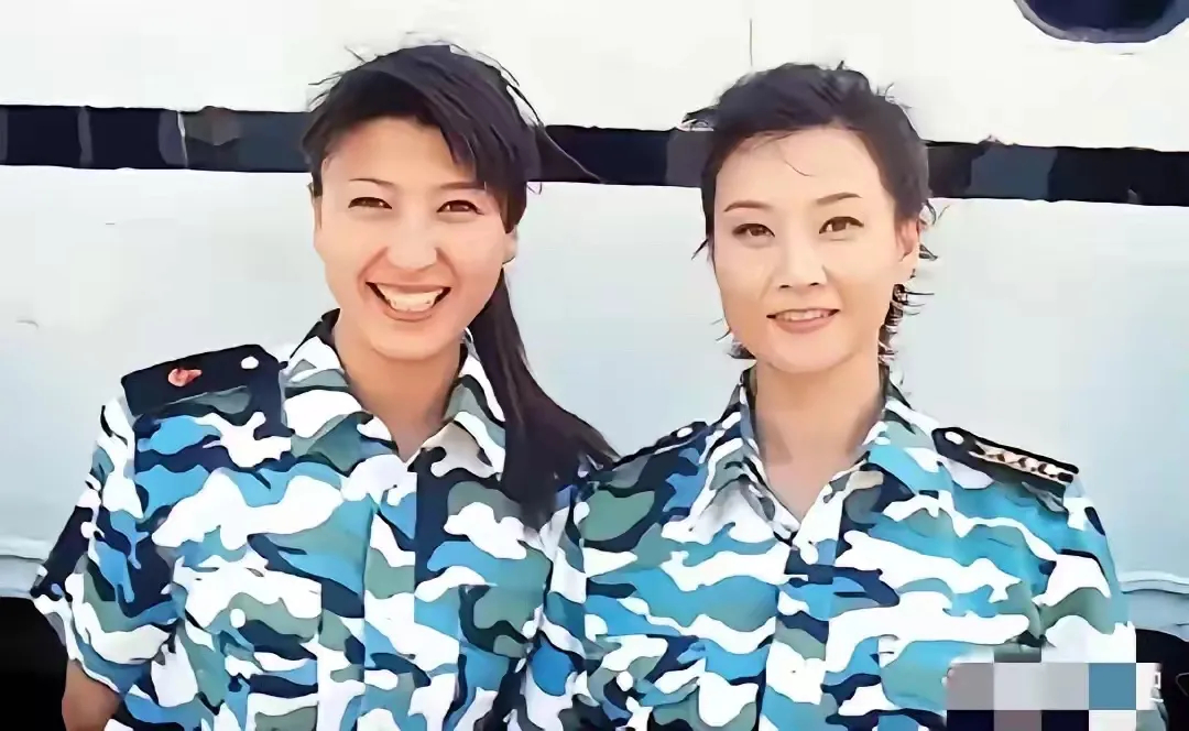 这是宋祖英与闫学晶的一张合影，二人同为海政文工团的文艺骨干。 