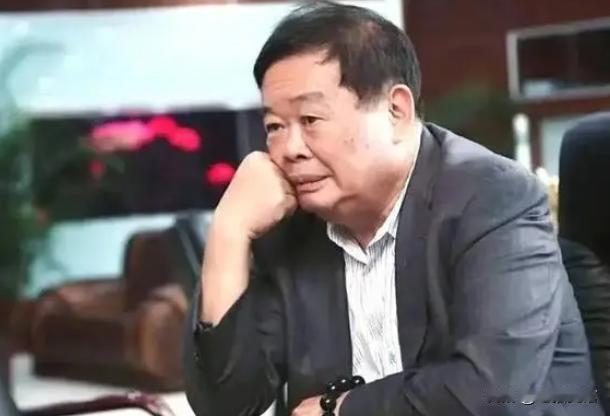 2015年，曹德旺拿出100万给一个小女孩换肾。可谁知，小女孩治愈后，却给曹德旺