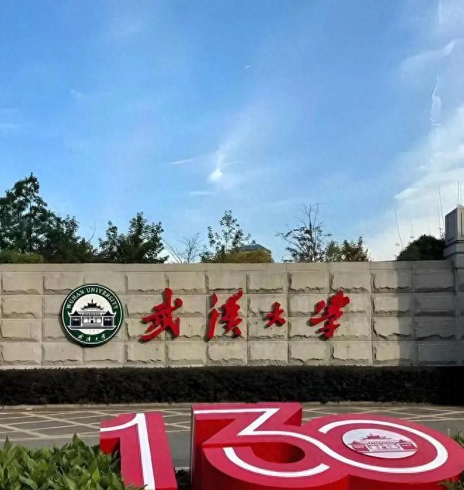 污汉大学完都完球了！
 
第一，杨某某系列神操作，将“拳击”表演得淋漓尽致。第二