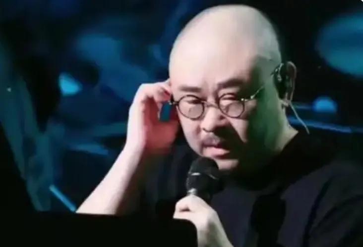 人品立身： 他低调谦逊，不炒作、不争名，始终扎根于普通人的生活与情感，作品饱含对
