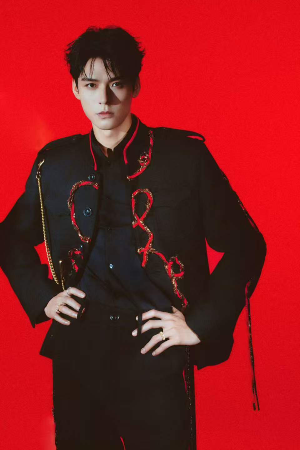 龚俊新剧胡子造型 龚俊新剧添小胡子，瞬间魅力升级！硬朗又有江湖气，机敏眼神超迷人