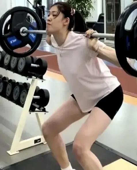 以命相搏，医生说这脚废了至少躺9个月，女排主攻手李盈莹偏不信
医生说脚伤严重，韧