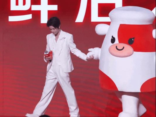 丁禹兮今天活动，帅哥今天又在扶人下台阶了 