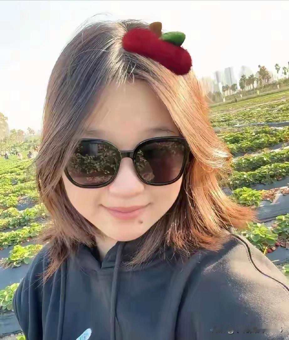 近日，奥运跳水冠军全红婵通过抖音分享了一组在广东湛江迈合村的田园生活视频。

镜