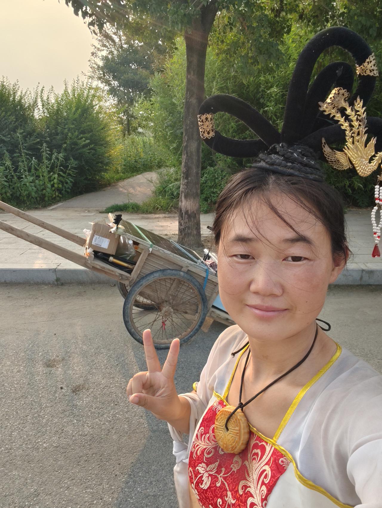 拉架子车徒步尼泊尔
从上蔡县出发
准备了很久
单买架子车费了好大劲
从上蔡跑到郸