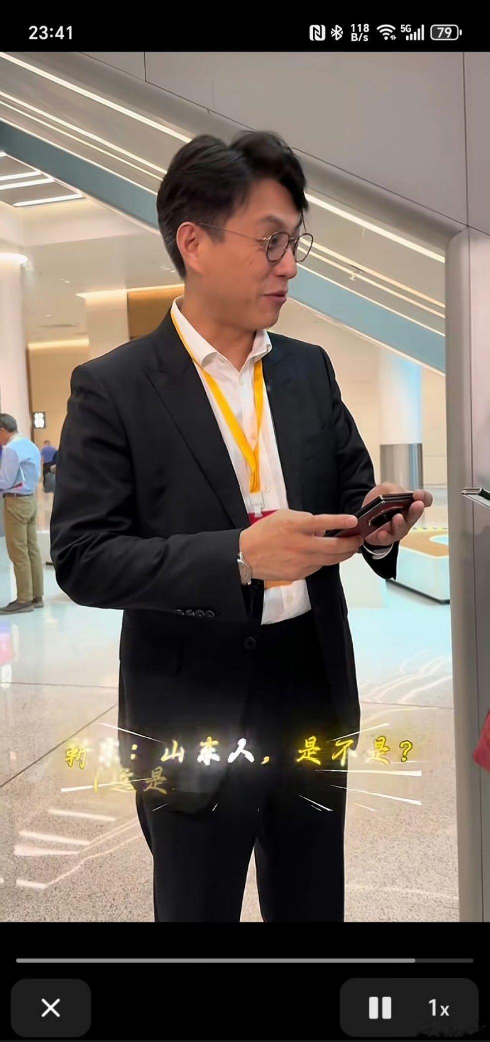 “怎么折，都有面”，原来靳东用的也是华为Mate XT非凡大师三折叠啊[哈哈]，