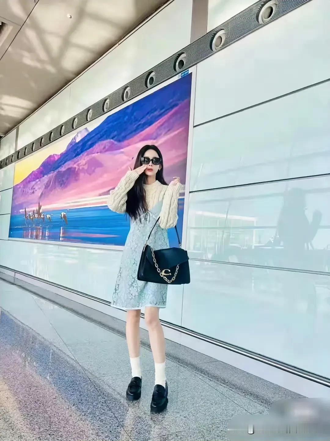 古力娜扎时尚都市，黑白配穿搭，墨镜加持，尽显酷感！🕶️👗👜