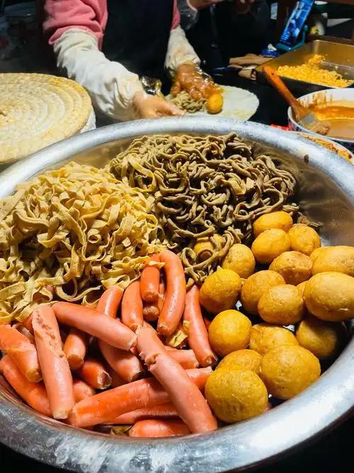 盘点十种卫生隐患极大的常见小吃
路边小摊美食，性价比高、味道诱人，是很多人逛街必