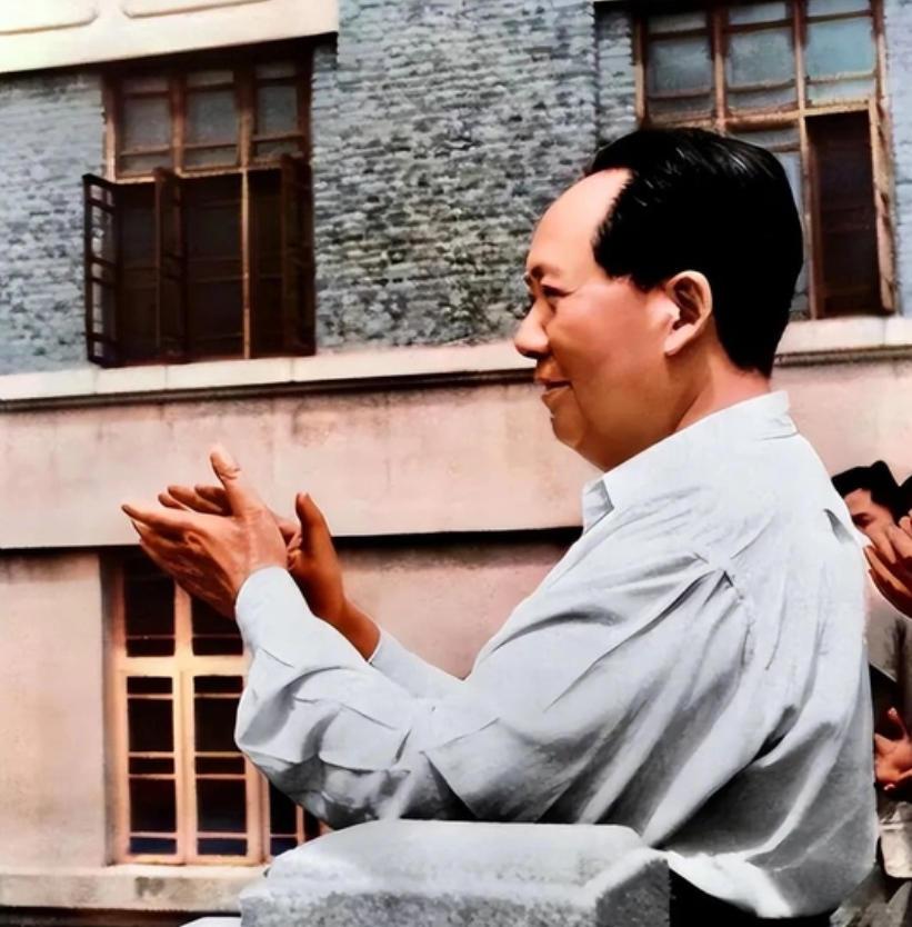 1949年9月30日，毛泽东以575票当选主席，距离“满票”缺了一票，周恩来找到