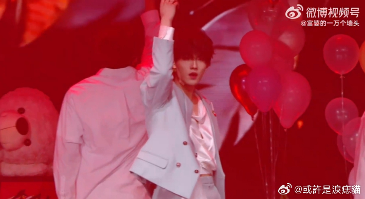 苏新皓的19岁成长分享会苏新皓再跳散落的华服 苏新皓在19岁成长分享会上跳《散落