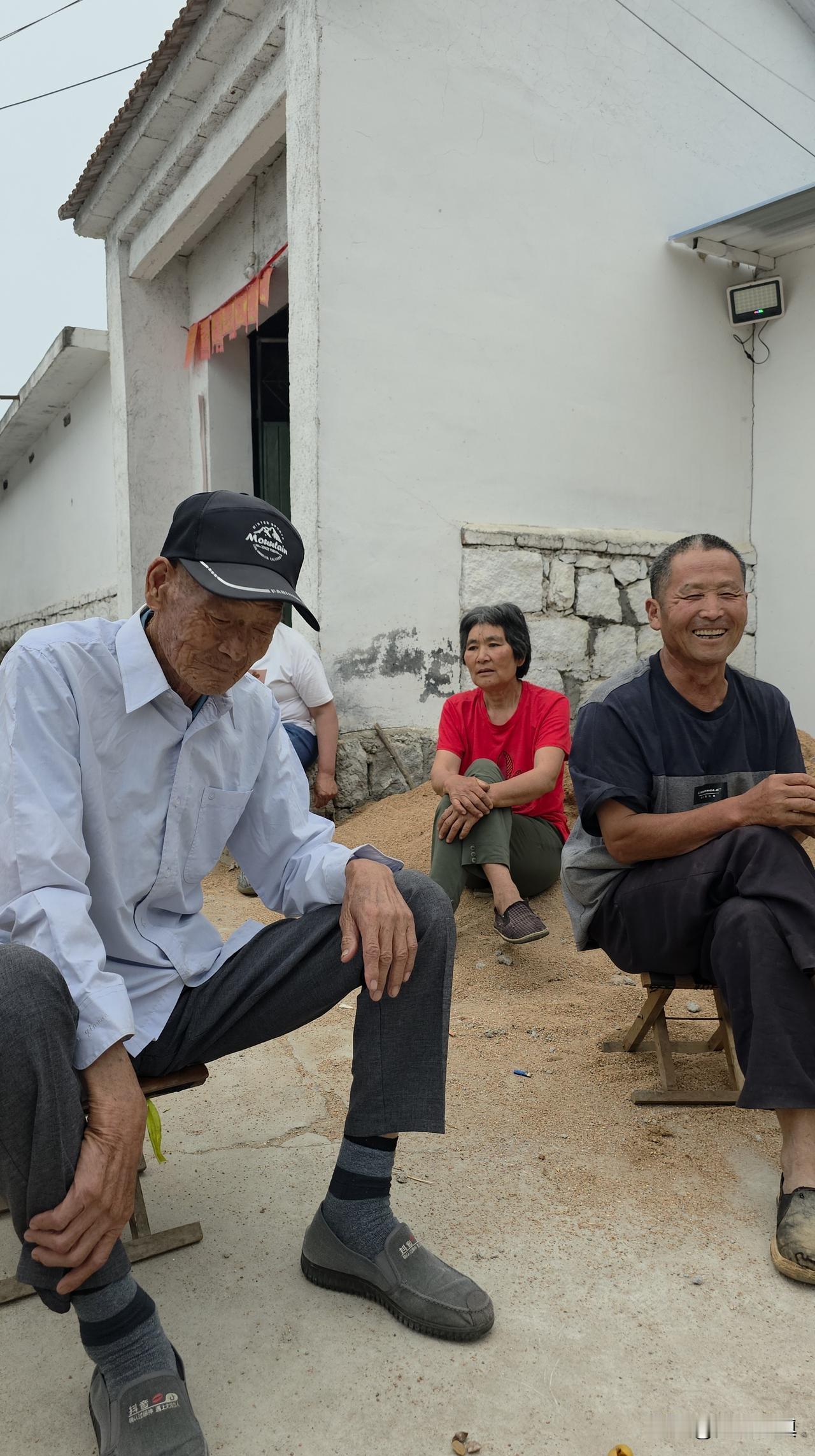 父亲节，被村里一个妹妹逗乐了……

今天下午，在村北跟老人们一起娱乐时，一辆车慢