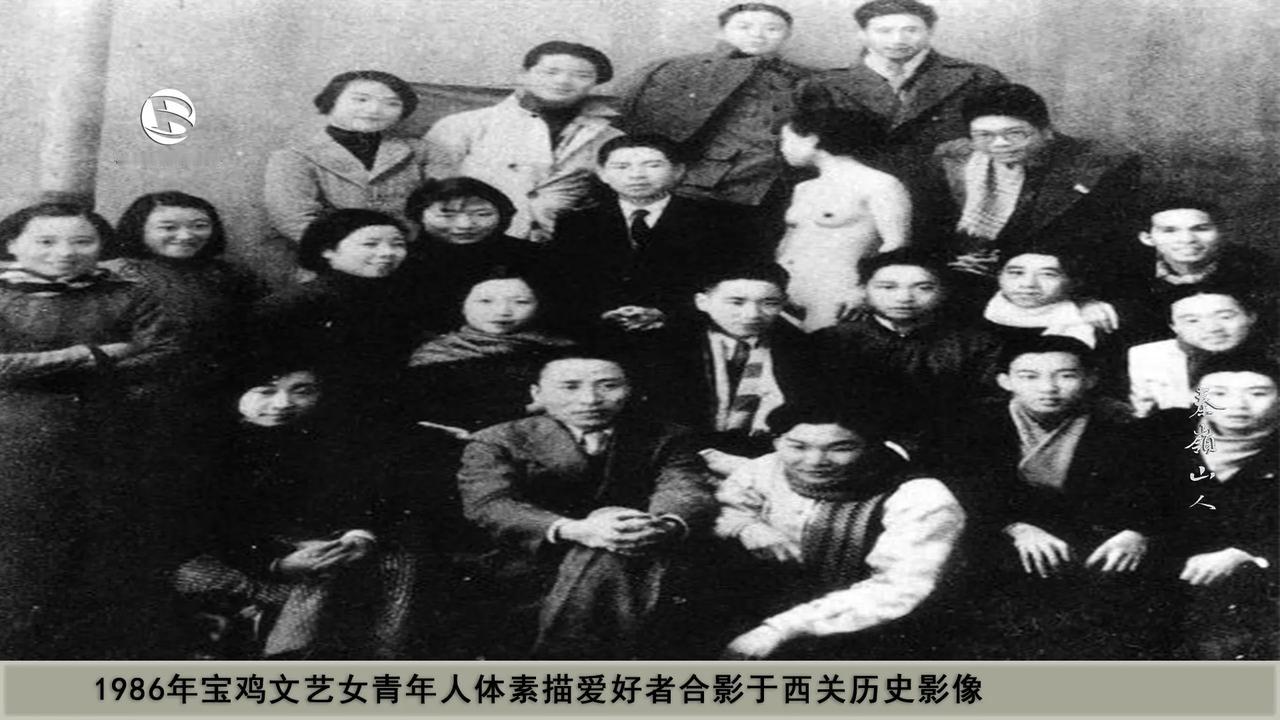 这两张泛旧已久并不清晰的老照片，粗看并无任何可看之处。但毕竟照片的背后是有那个年