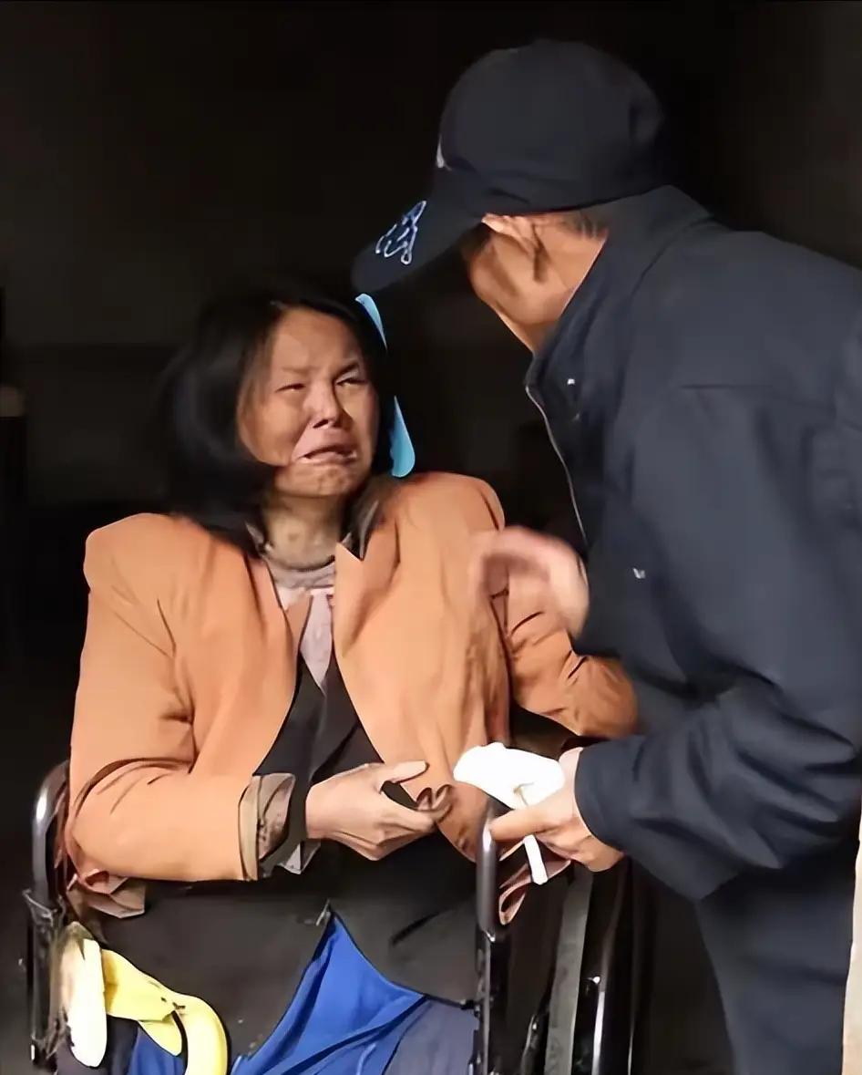 2001年，山东单县，43岁光棍在街头捡回一位截瘫女子，不料，女子半年后突然提出