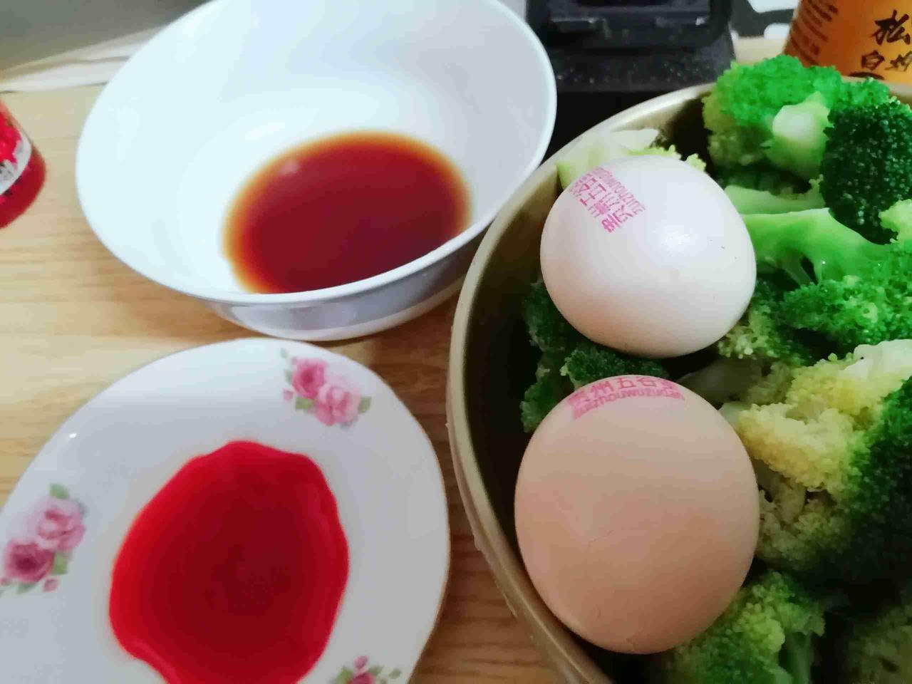 我的今日状态：😁轻松愉快
我这里的天气：☀️晴天

今天我的上午餐吃了两颗鸡蛋