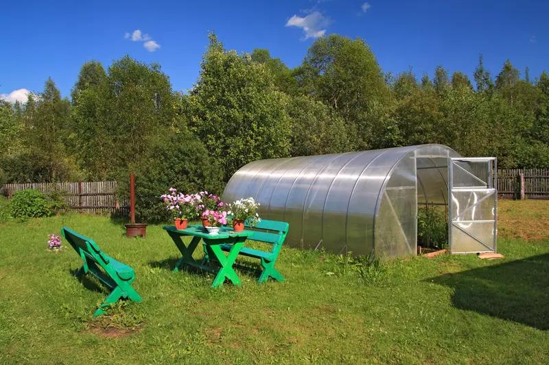 当前关税政策站在了十字路口： 一端是保护本土产业的初衷，另一端是加剧通胀的压力。