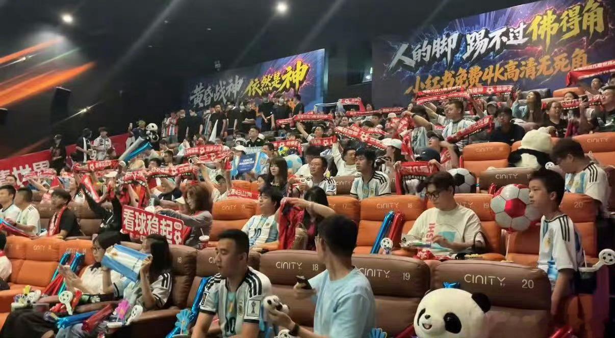 比川剧先变脸的是看球赛的我绿茵场边非遗变脸惊艳全场，球迷情绪起伏比脸谱变换更鲜活