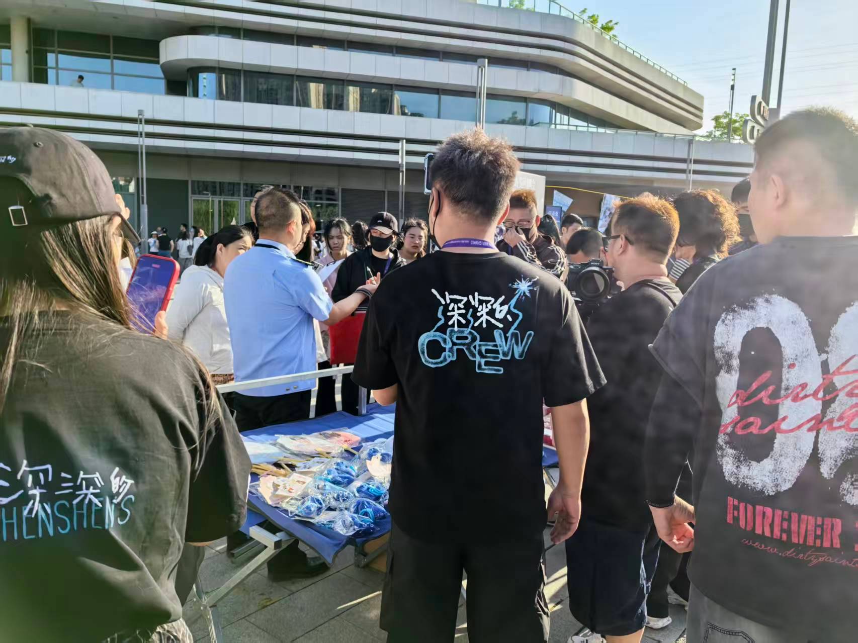 周深周深苏州演唱会应援打卡全攻略周深苏州演唱会 终于出来整治了太猖狂了 