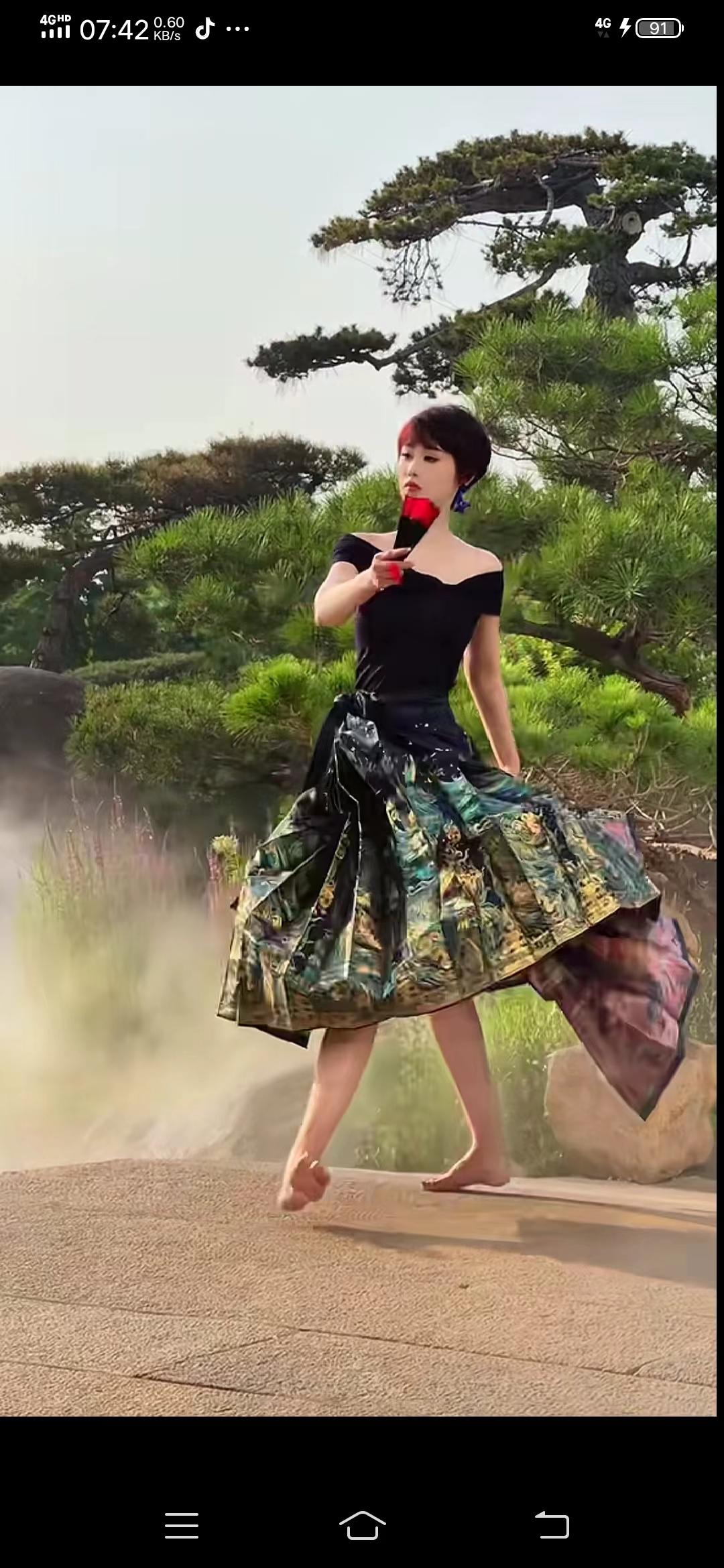 当今这个社会有才能的人太多了，在公园广场，到处都能看到表演才艺的人。
照片中这位