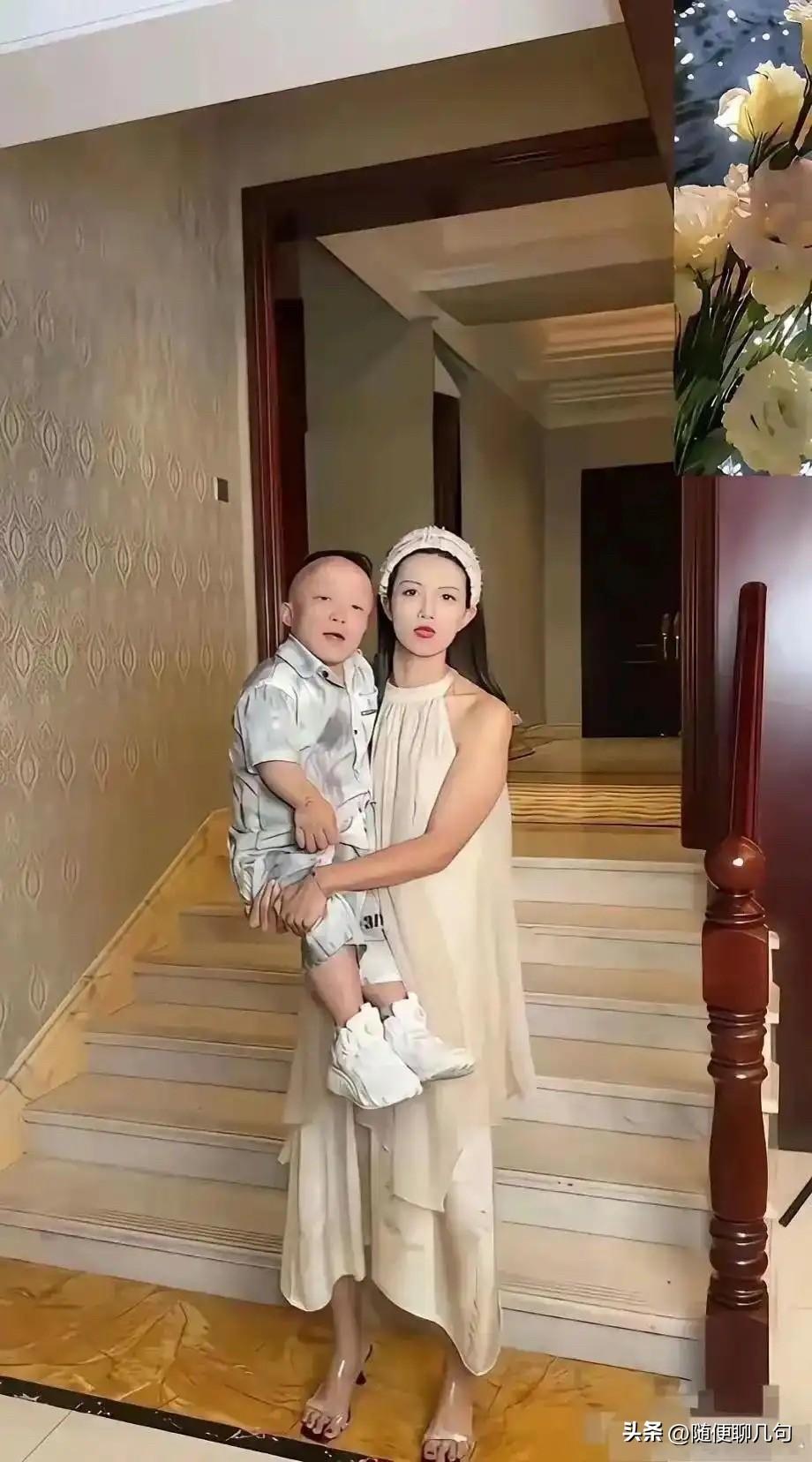 点开前一家三口，点开后“一家三口”