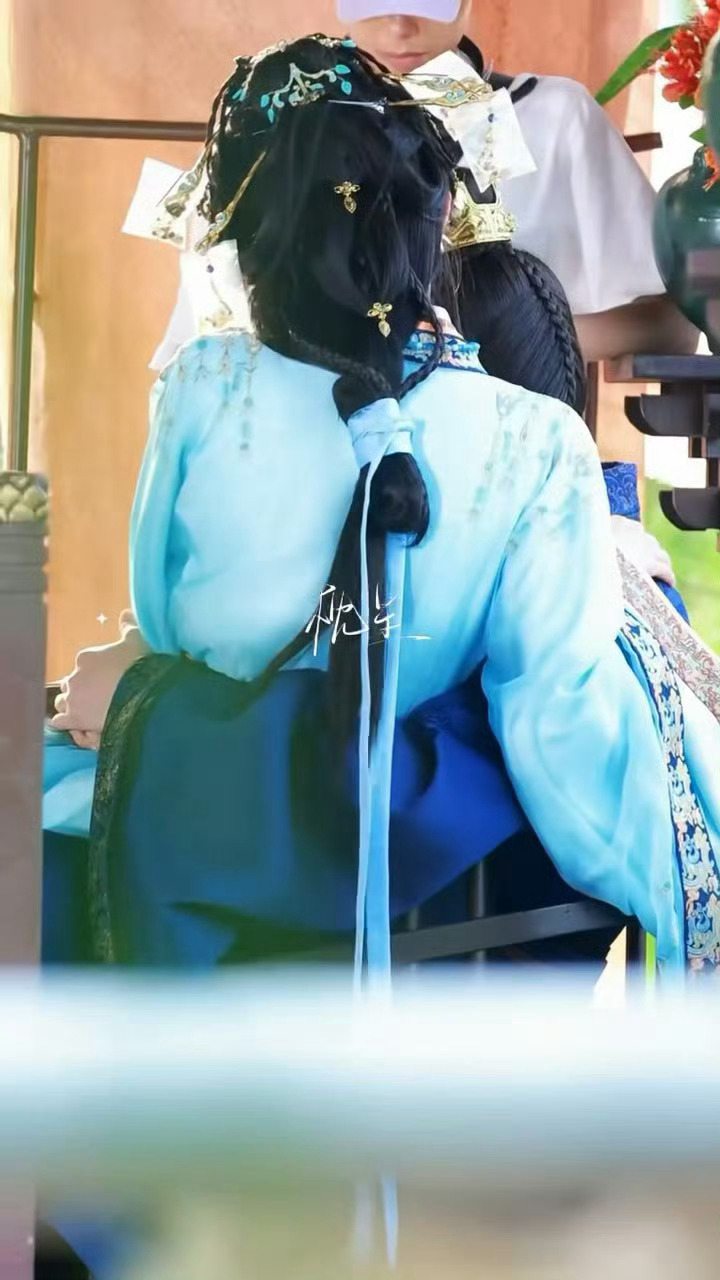 王鹤棣抱着孟子义看剧本，看到这个坐腿吻我的表情belike：🫣🫣吻的会不会有