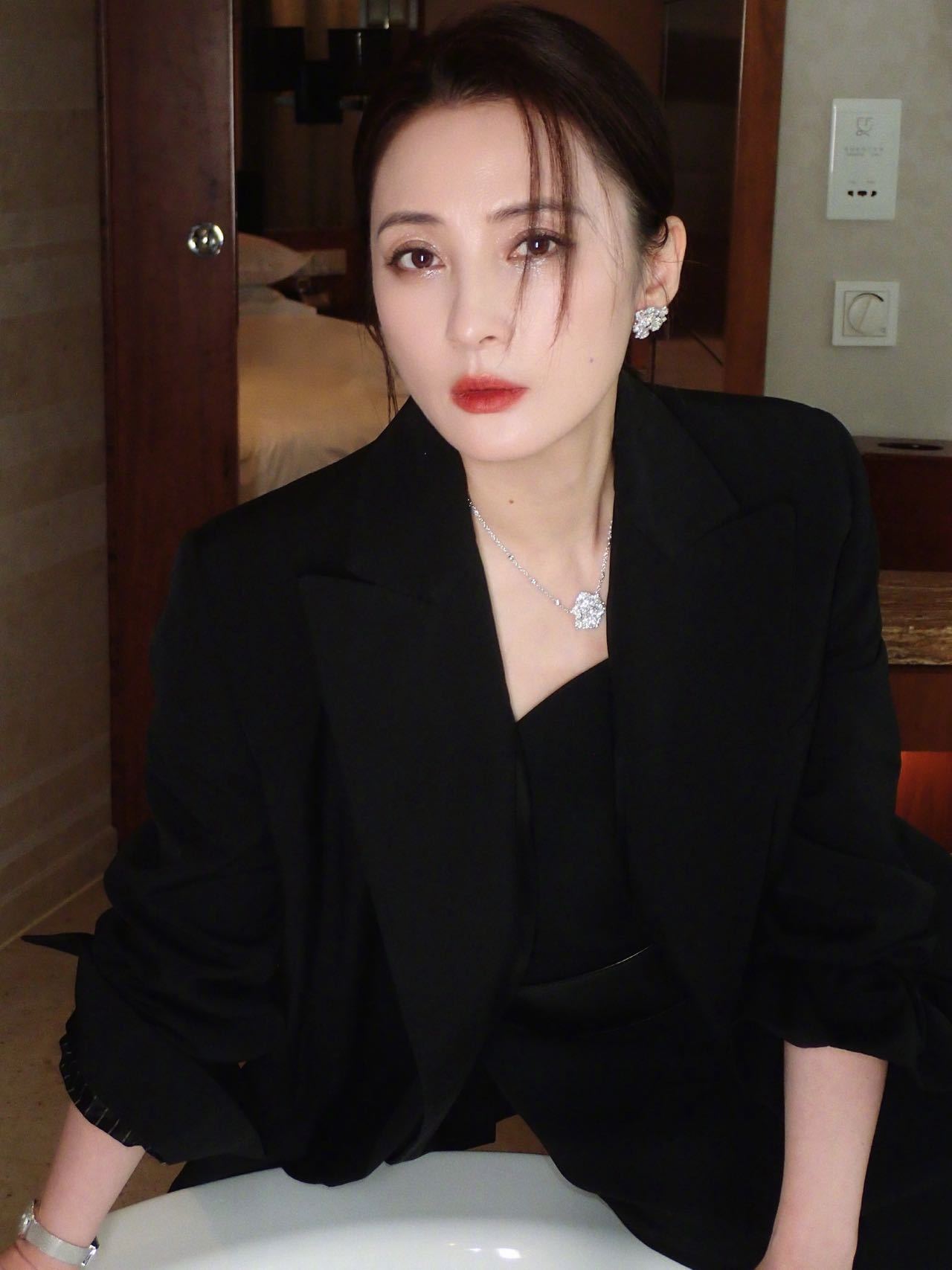 蒋勤勤贵女气质 蒋勤勤完美诠释何为低调奢华贵女，西装简约大方，钻饰点缀恰到好处，