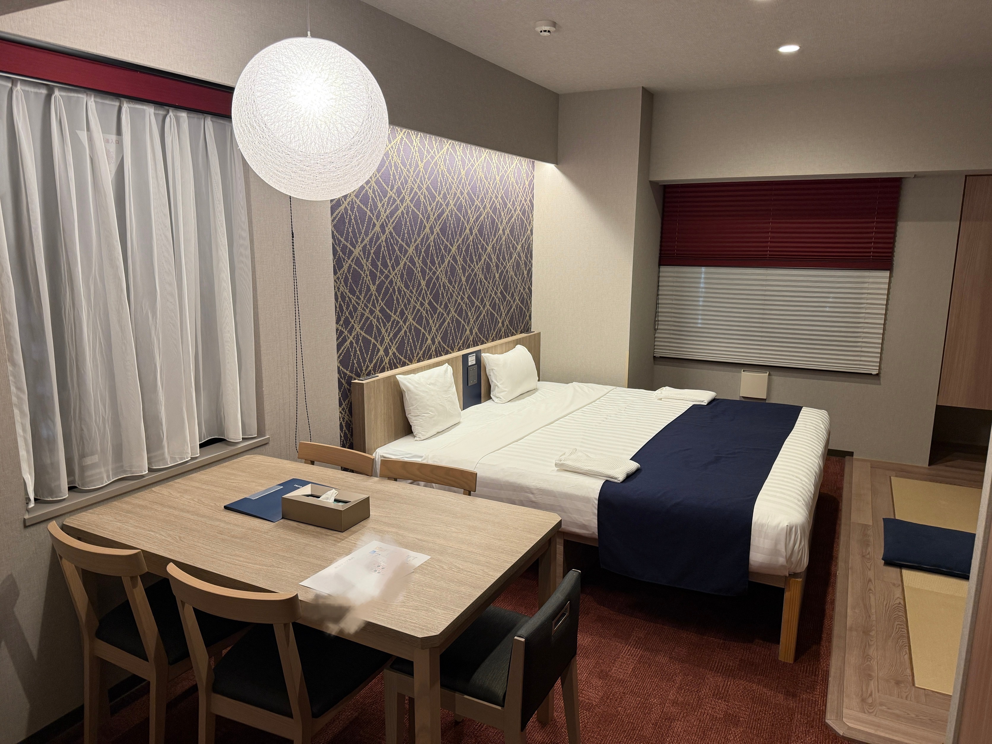 我老婆定个了1700每天的酒店，我看小小一只，吐槽说性价比太低了... 她说我到