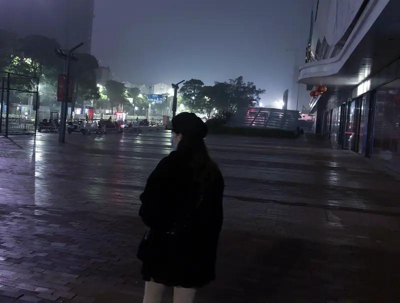 女人对感情说放弃，哪有那么简单。很多时候，这是无数次失望累积的结果。她在心里一次