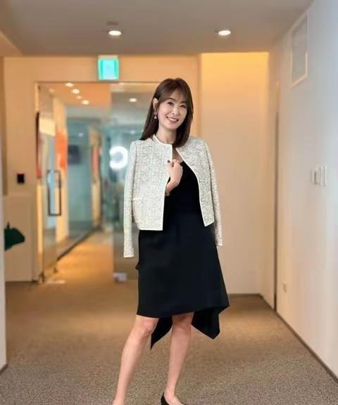 18万的Dior外套往备询台前一坐，台北101董事长贾永婕这回算是把“贵妇上班”