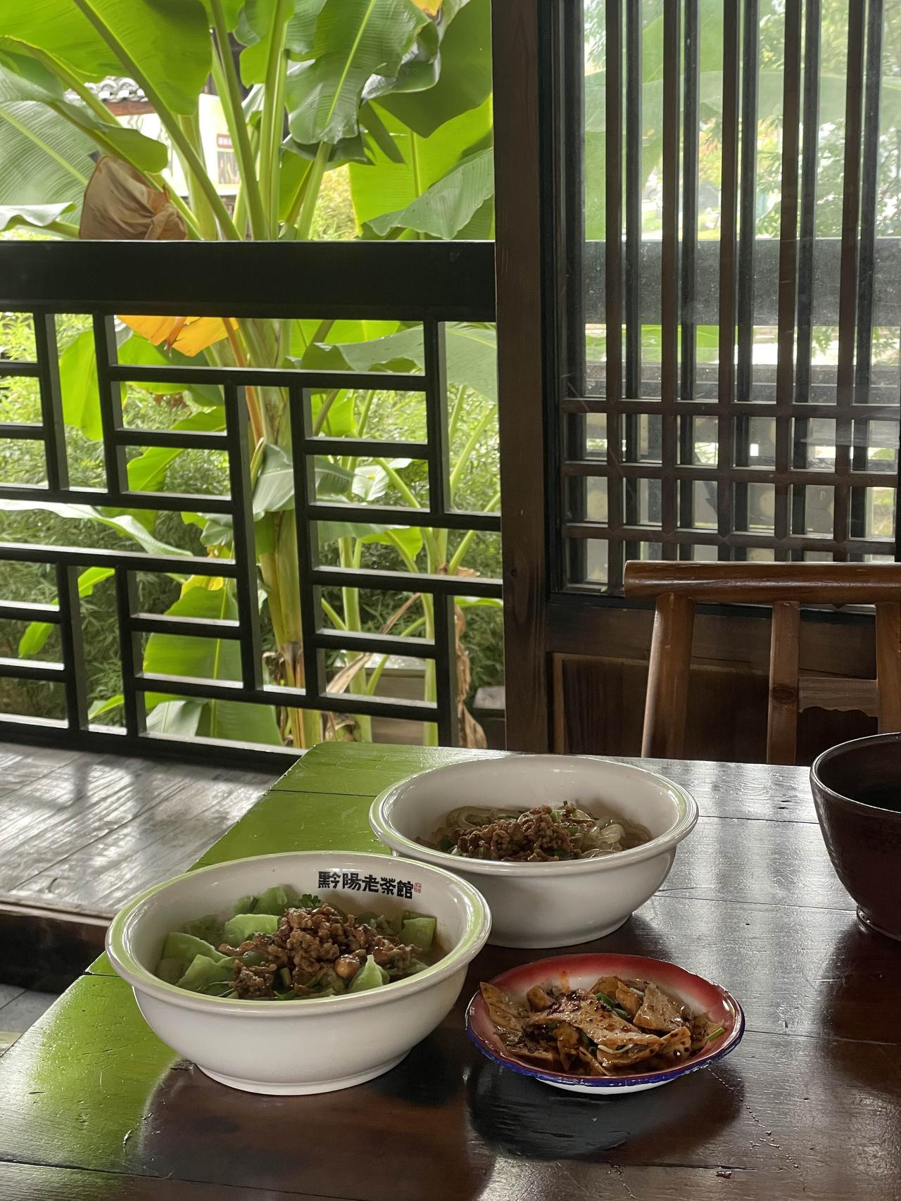 不少人减肥，要么直接不吃早餐，要么随便啃个包子、喝一碗白粥对付。
看似少吃，上午