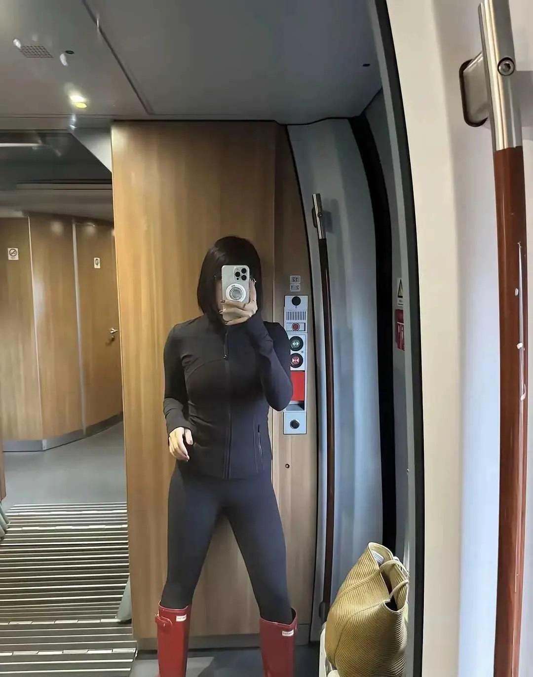 穿着战靴出发了