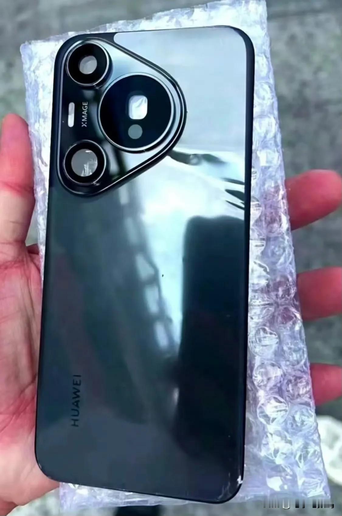 华为P70，或许明天见？
继白色后盖被曝光后，现在黑色也出现了，再加上官网的预热