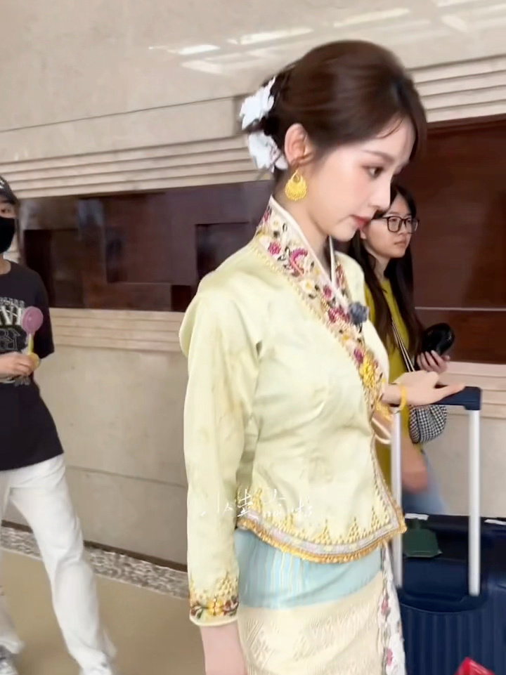 田曦薇好傣田曦薇小娘惹田曦薇好傣，田曦薇小娘惹，田曦薇忙忙碌碌寻宝藏上班路透，满