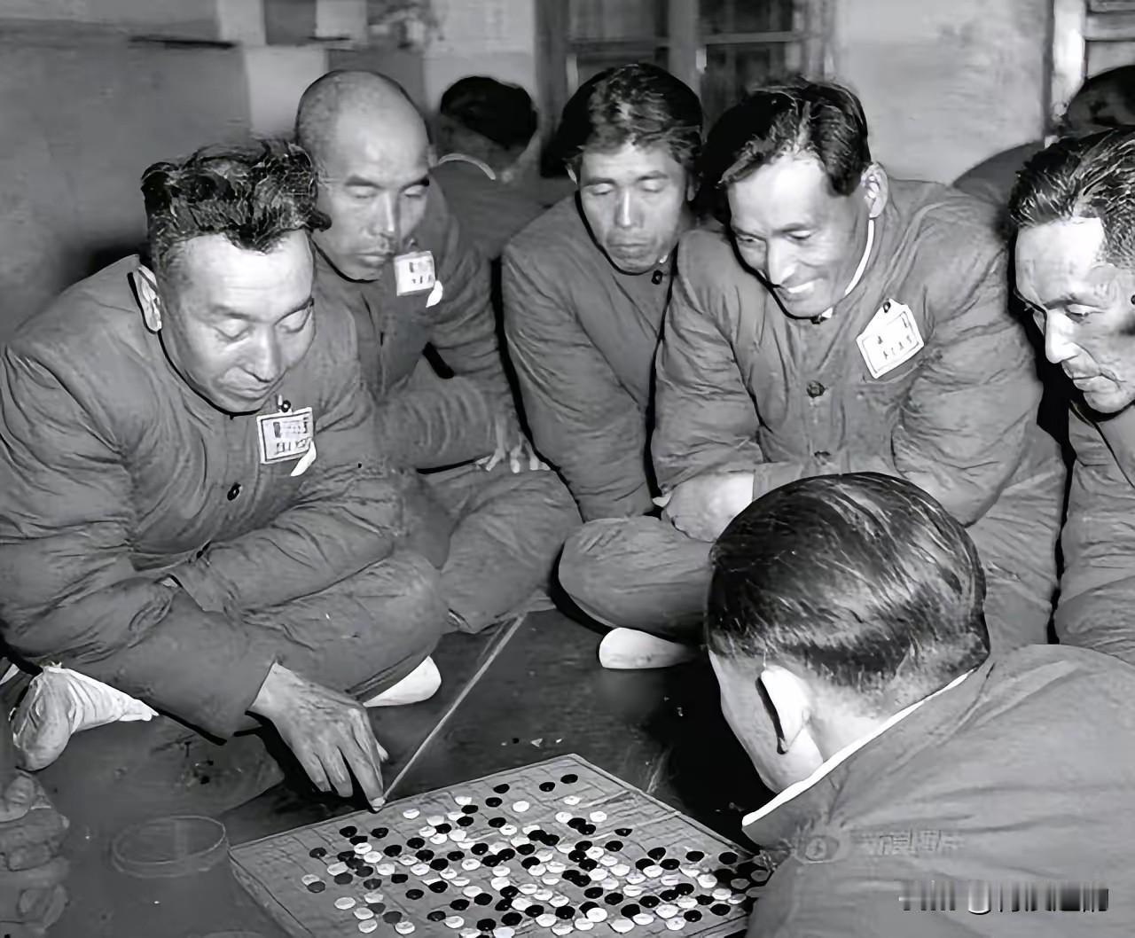 1948年国民党快垮台时，一个叫程一鸣的特务开始偷偷给共产党送消息。他在国民党里