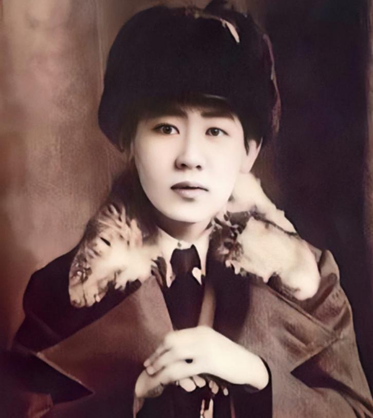 1948 年 3 月 25 日，一具身穿囚服、头发散乱的女性尸首被扔到了北平第一