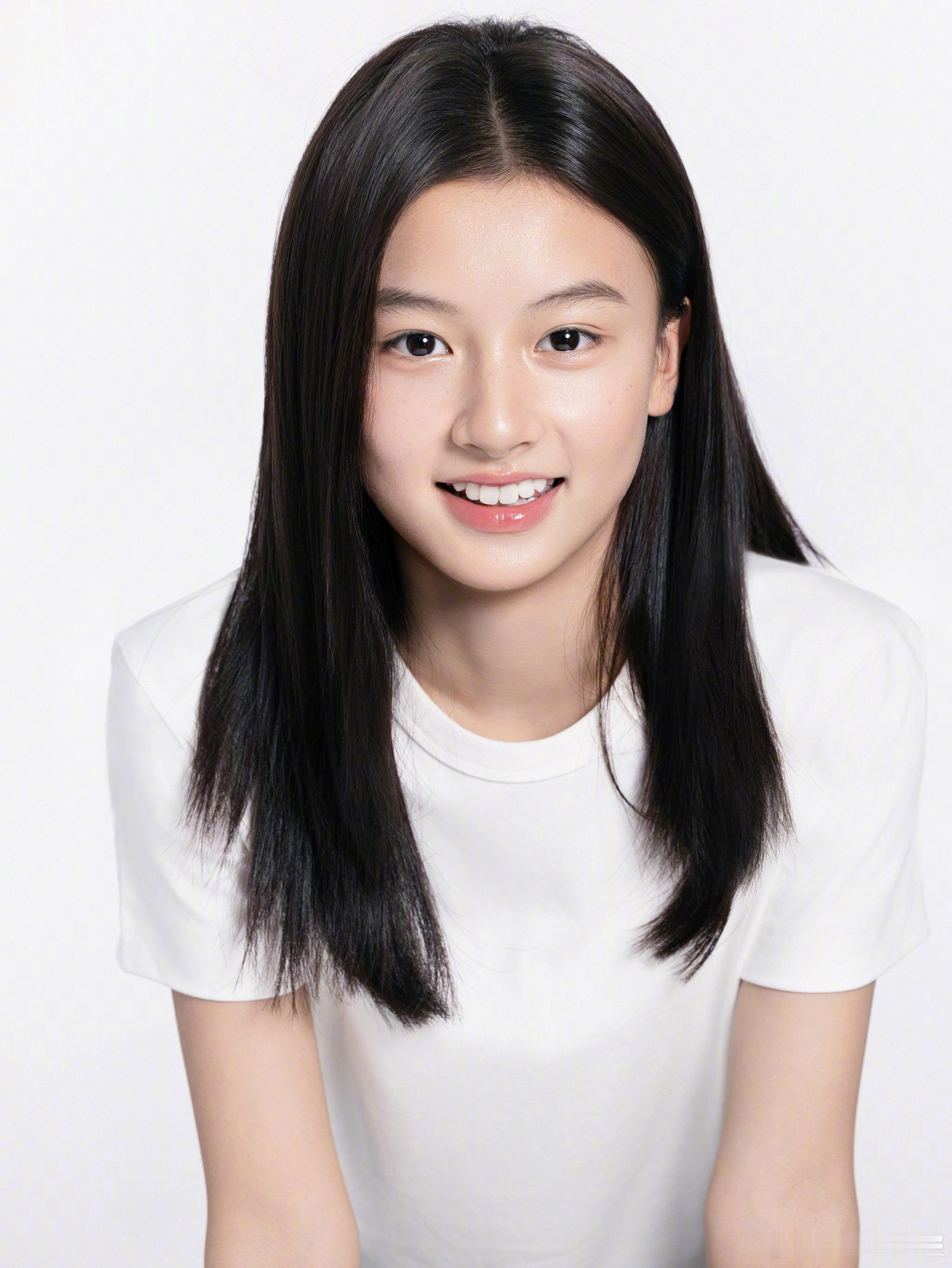 赵钰琪七七官宣签约 之前网络走红的素人七七正式官宣签约中都传媒！演艺圈之路正式开