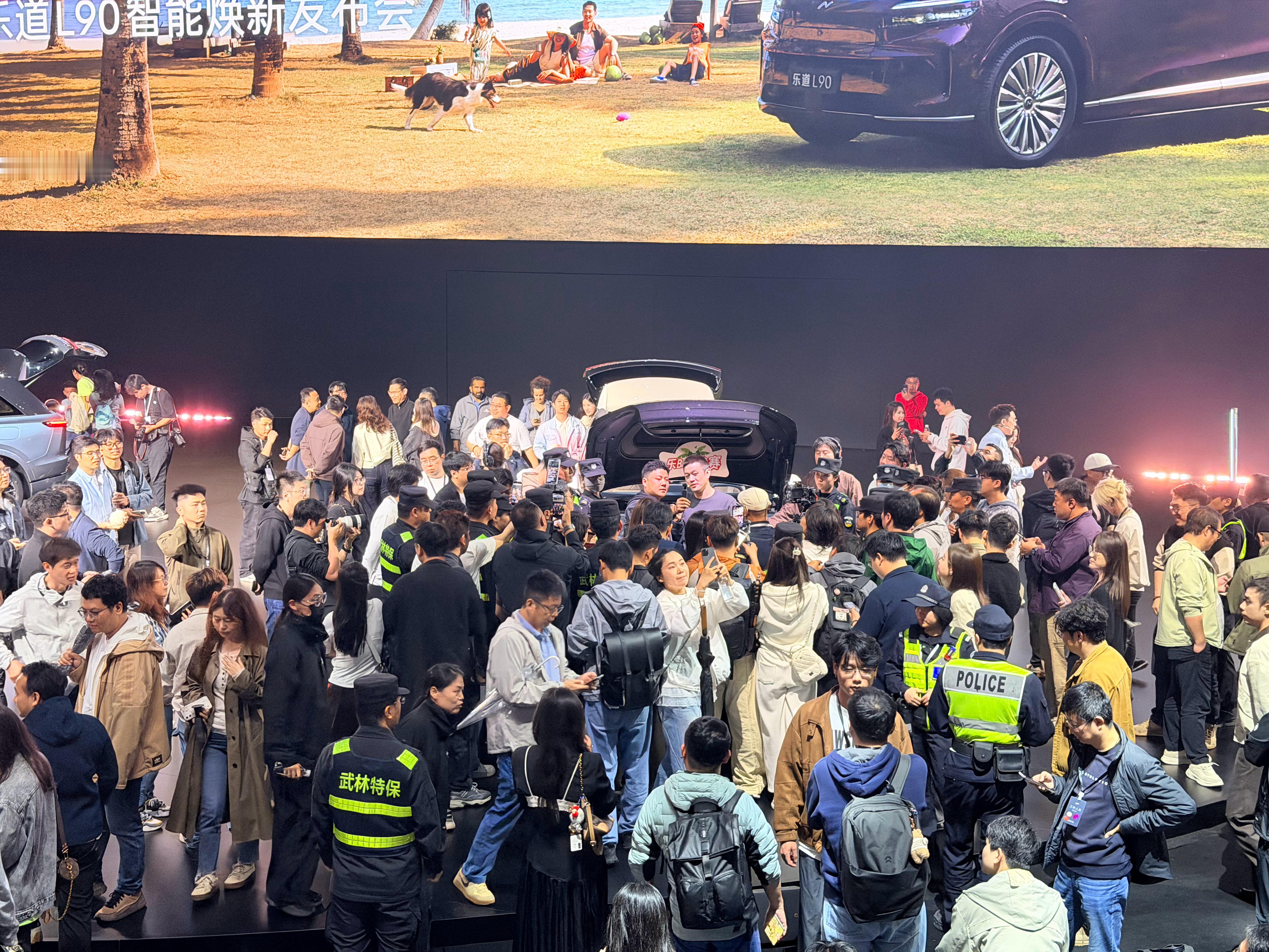 发布会结束后30分钟了，依旧人潮涌动。 