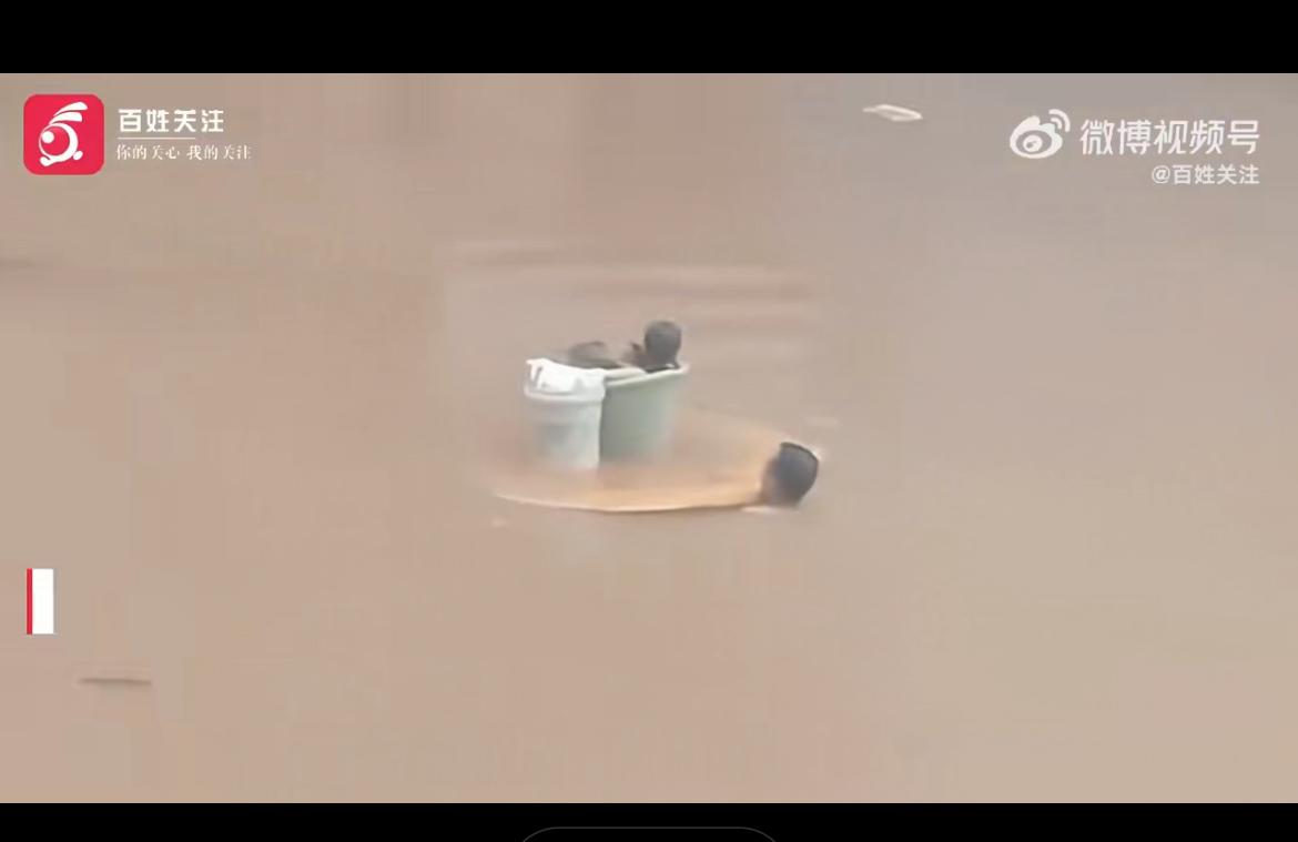 广西防城港防城区，一场突如其来的特大暴雨让整个城区都泡在了水里，街道变河道，车子
