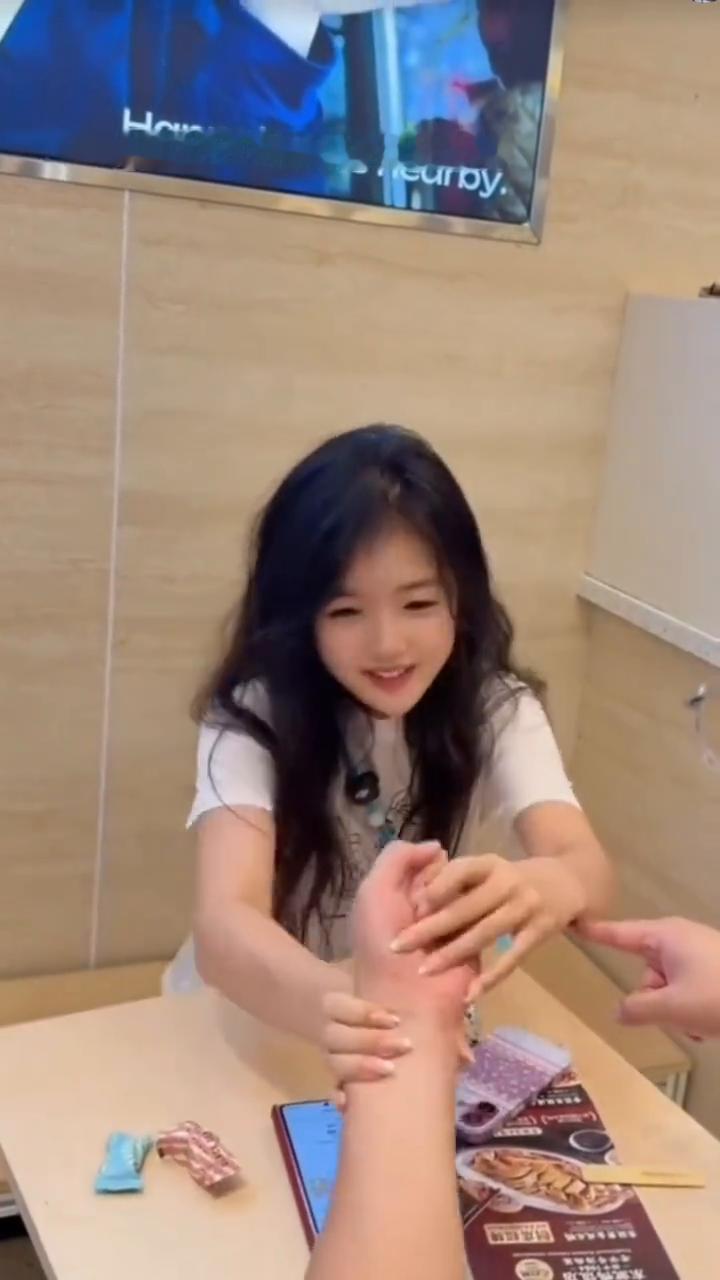 这样把这个手摇起来，再这样转过来，这样就这么摇起来了，然后往回勾，比心，比心，对